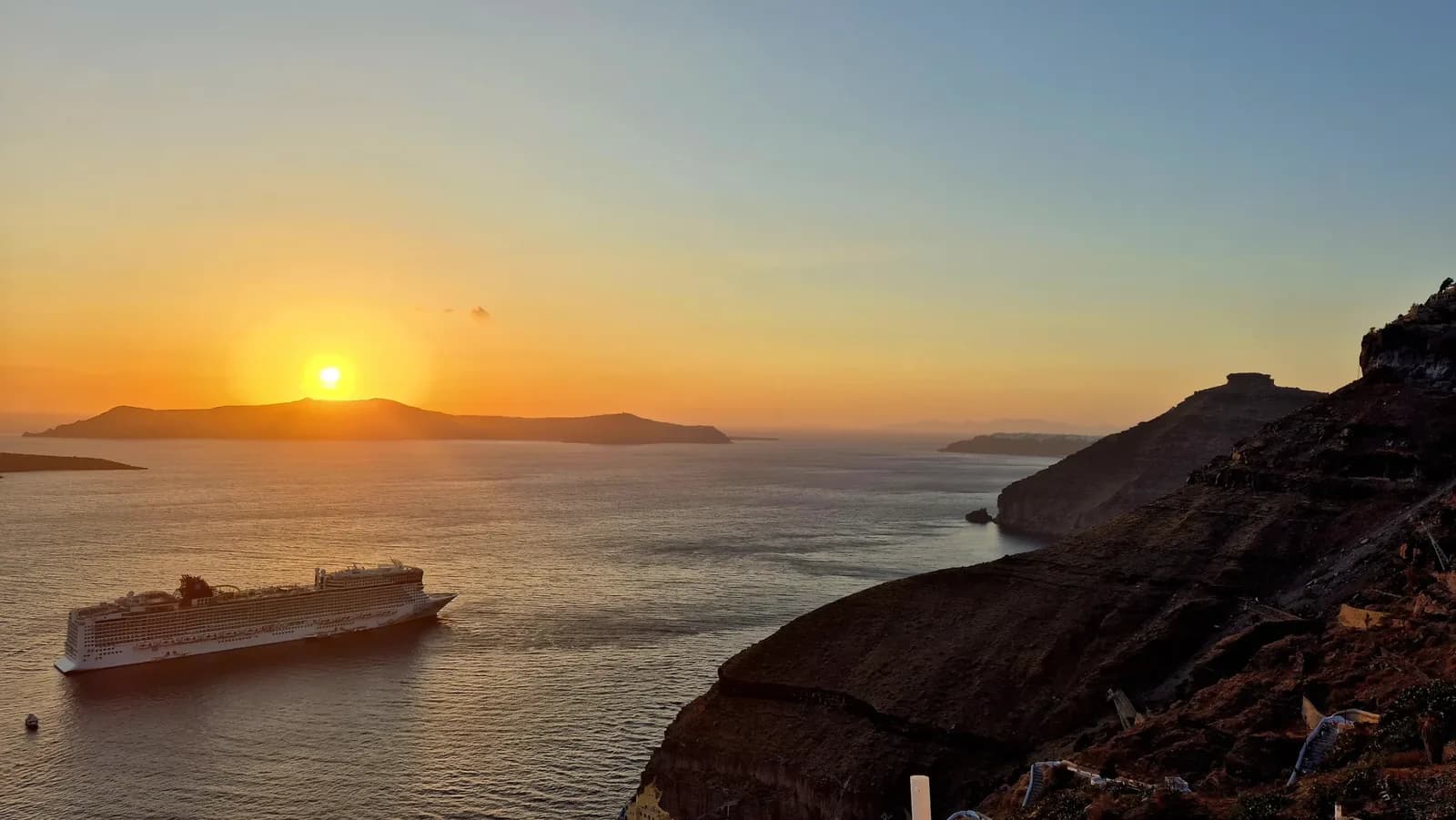 Sunset with cruise ships leaving the bay