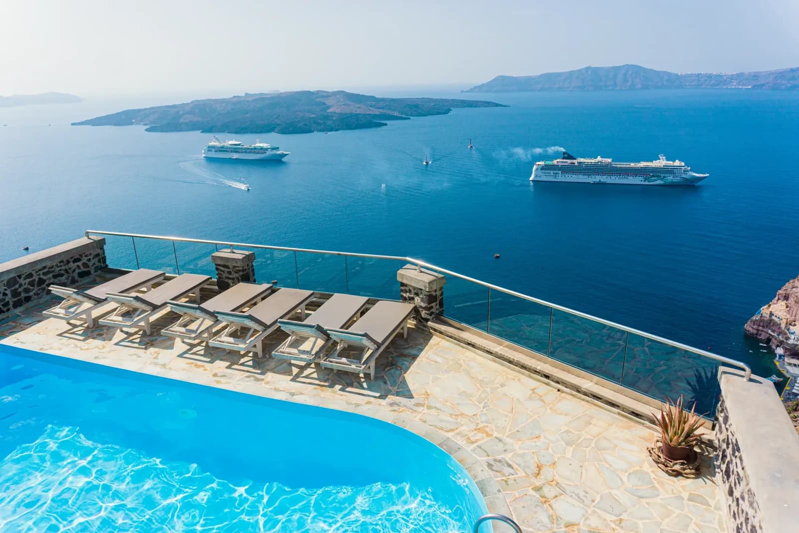 Pool loungers facing the caldera