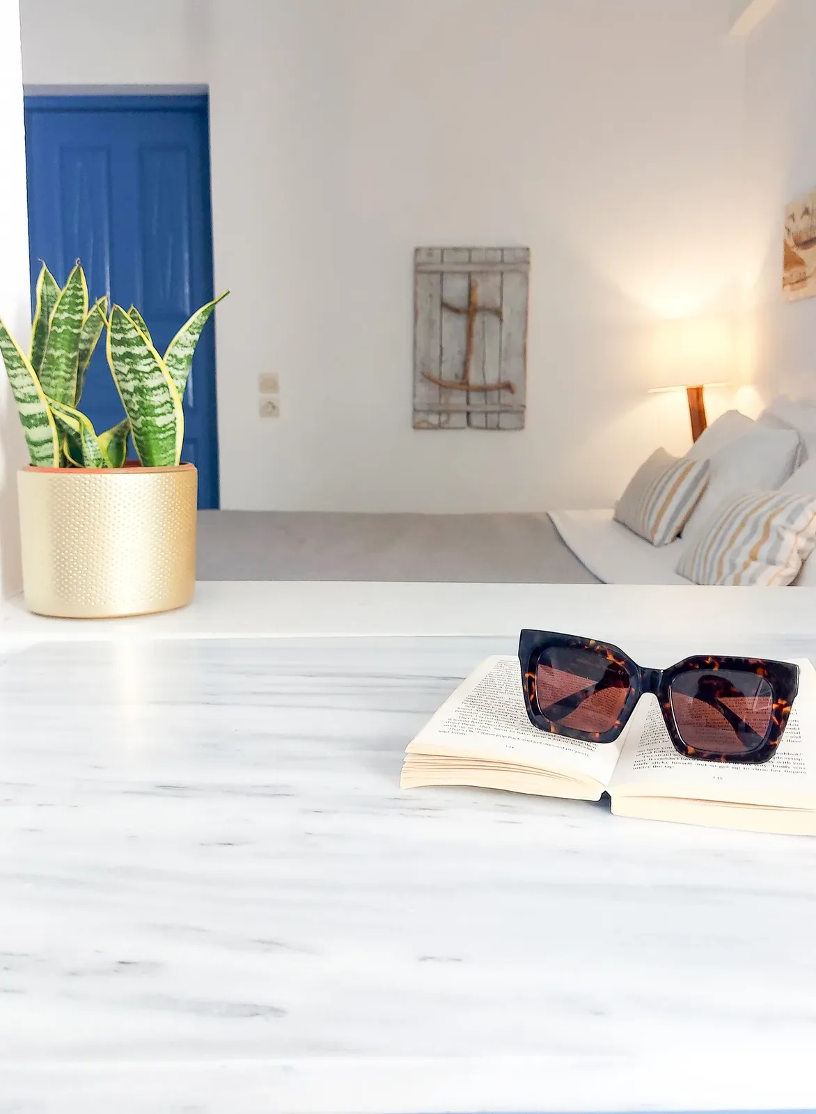 Island-style bedroom detail