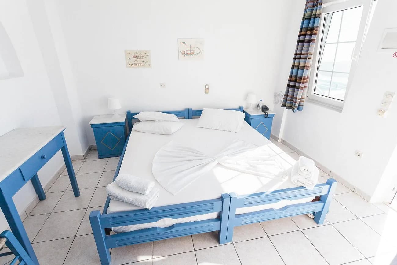 Traditional island bedroom in blue and white