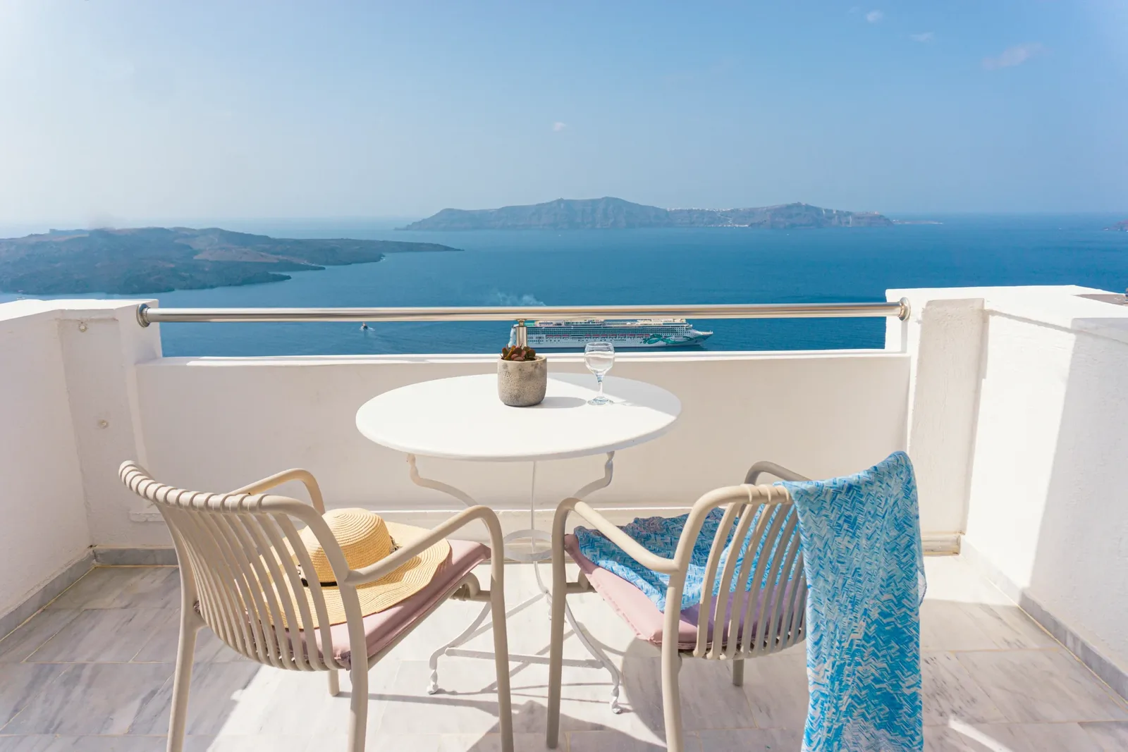 Breakfast table with a caldera view